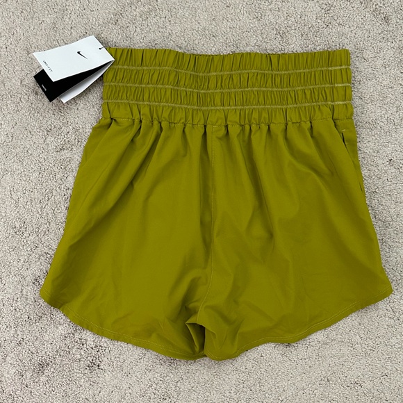 NWT Nike One Dri-FIT Ultra High-Waisted 3" Brief-Lined Shorts M Moss $45 MSRP - Picture 3 of 16